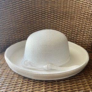 Gigi Pip sun hat in white